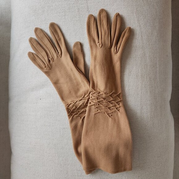 Mid-Century Camel Nylon Opera Gloves in Excellent Condition - 7 1/2 - Picture 9 of 9